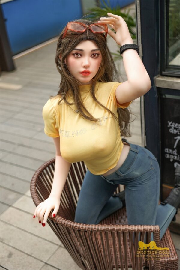 the embodiment of voluptuous allure and sensuality. Standing at 159cm